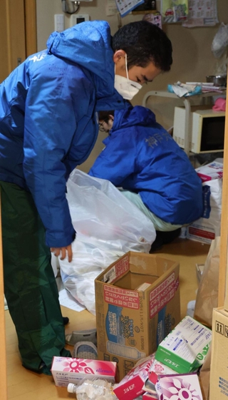 被災地の民家で、片付けを手伝う神戸大の学生ボランティア。現地の人手は足りていない＝１月、石川県輪島市横地町（撮影・笠原次郎）
