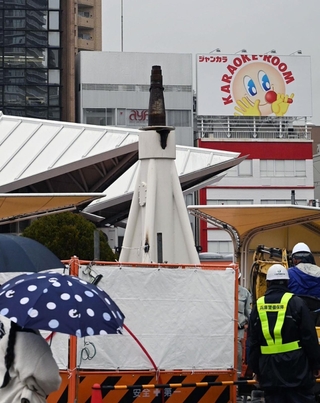 新宮晋さんの動くモニュメント「海からの便り」、JR神戸駅前から 新宮晋さんの動くモニュメント「海からの便り」、JR神戸駅前から