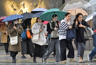 傘を差して歩く人たち＝１９日午後、神戸市中央区（撮影・斎藤雅志））