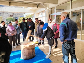 兵庫県佐用町久崎の廃校舎を活用した日本語学校で、地域住民と餅つきを楽しむ留学生ら（佐用日本語学校提供）