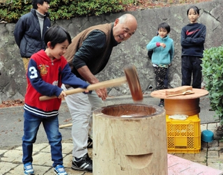 森で作ったまきを使ってもち米を蒸した餅つきイベント。近隣の親子らが参加した＝神戸市灘区大月台