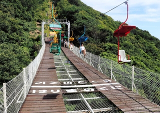 須磨浦山上遊園のせっつ駅とはりま駅をつなぐ「観光リフト」＝神戸市須磨区（資料写真）