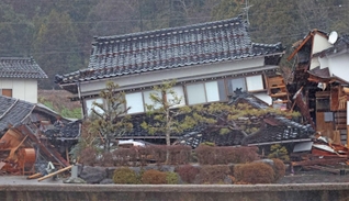 地震によって１階部分が押しつぶされた民家。倒壊をまぬがれても危険と判定された家屋は多い＝１月、石川県穴水町（撮影・笠原次郎）
