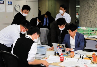 事件報道には多くの記者が協力して取り組んだ＝甲府市、山梨日日新聞社