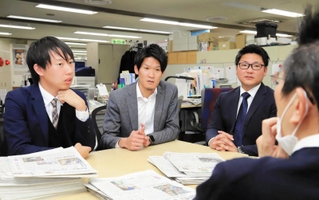 山梨日日新聞社で事件取材を担当する（左から）秋田大揮記者、宮川祐人記者、松本飛勇馬記者＝甲府市