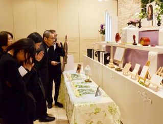 多くの人が訪れた島田怜奈さんのお別れ会＝２５日午後、三田市けやき台１