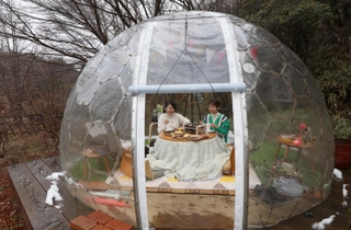 ドームの中でこたつに入り、ランチを楽しむ観光客ら＝２５日午後、神戸市灘区六甲山町、ＲＯＫＫＯ森の音ミュージアム