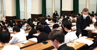 国公立大２次試験が始まった神戸大の会場＝２５日午前、神戸市灘区六甲台町（撮影・鈴木雅之）
