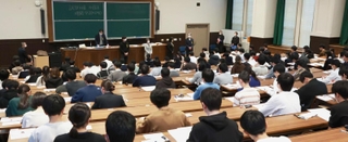 国公立大２次試験が始まった神戸大の会場＝２５日午前、神戸市灘区六甲台町（撮影・鈴木雅之）