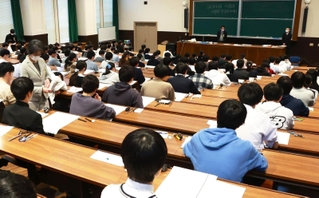 国公立大２次試験が始まった神戸大の会場＝２５日午前、神戸市灘区六甲台町（撮影・鈴木雅之）