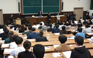 国公立大２次試験が始まった神戸大の会場＝２５日午前、神戸市灘区六甲台町（撮影・鈴木雅之）