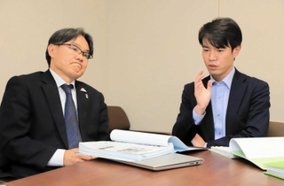 意見が分かれた特定少年の報道について振り返る、山梨日日新聞社の中山純・元報道部長（左）と樋川義樹・事件担当デスク＝甲府市