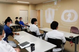 毎週開かれる「息切れ外来」の症例検討会。四つの診療科の医師が意見を出し合う＝姫路市神屋町３、兵庫県立はりま姫路総合医療センター