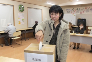 初めて18歳以上の全員を有権者にして実施した広瀬自治会の役員選挙＝丹波市春日町広瀬