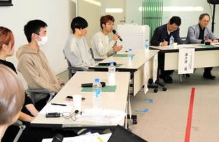 自分たちの活動について意見交換する神戸大の学生ら＝神戸市中央区脇浜海岸通１