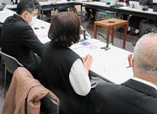 判決後、代理人弁護士らと並んで会見に臨む原告の女性（中央）＝２７日午後、神戸市中央区橘通１