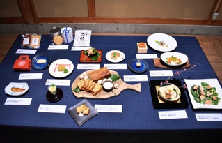 今年発表された酒粕料理の数々。和、洋、中華、スイーツと多彩なジャンルが並ぶ＝神戸市東灘区、神戸酒心館