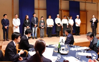 今年の酒粕プロジェクト発表会にも多彩な分野の料理人が並んだ＝神戸市東灘区