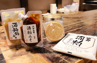 ヒット商品となった酒粕鍋みそ（左）や酒粕炭酸煎餅（中央）。右は販売用の酒粕＝神戸市東灘区