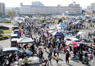 兵庫県自動車学校西宮本校の敷地内で開かれたフリーマーケット。多くの市民らでにぎわった（同校提供）