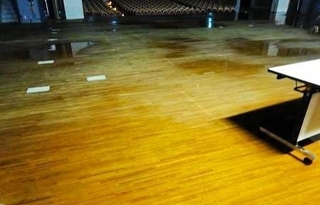 水浸しになったメインホールのステージ（提供）
