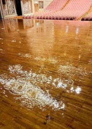 水浸しになったメインホールのステージ（提供）
