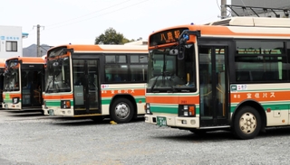 但馬地域を走る全但バスの車両＝養父市八鹿町八鹿