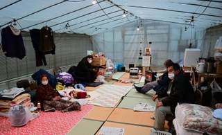 避難所となるはずの集会所が被災したため、ビニールハウスで避難生活を続ける住民たち＝２月２５日、石川県珠洲市正院町（撮影・中西幸大）