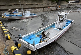 海底の隆起で干上がった漁港＝２月２４日、石川県珠洲市真浦町（撮影・中西幸大）