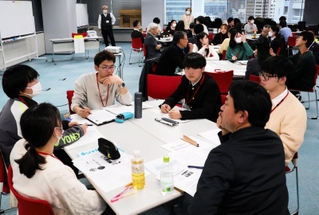 他団体の活動報告を聞き、意見を交換する参加者ら＝神戸市中央区東川崎町１