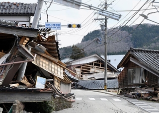 地震発生から２カ月近く経過しても、倒壊した建物はほとんど手つかずのままだった＝２月２４日、輪島市町野町（撮影・中西幸大）