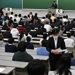 問題用紙が配られ試験開始を待つ受験生ら＝１日午前、西宮市上ケ原一番町、関西学院大学（撮影・斎藤雅志）
