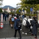 試験会場に向かう受験生ら＝１日午前、西宮市上ケ原一番町、関西学院大学（撮影・斎藤雅志）