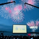 うみぞら映画祭の開幕時。海上のスクリーンを花火が彩った＝２０２３年５月、洲本市海岸通１