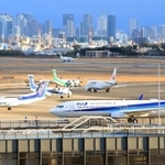 全日空（ＡＮＡ）などの機体が行き交う駐機場＝１日午後、大阪（伊丹）空港（撮影・吉田敦史）