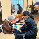 石川県穴水町で被災者の話に耳を傾ける志茂千愛巡査長（右）＝１月16日（兵庫県警提供）