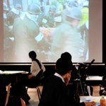 神戸大が開発した「Ｅｍｐａ-ｓｅｅ」プロジェクトで阪神・淡路大震災の取材映像を見る中高生＝神戸市灘区六甲台町、神戸大