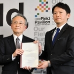 地域整備事業の抜本的見直しを求めた報告書を斎藤元彦知事（右）に提出した有識者委員会会長の田中敦・関西学院大教授＝兵庫県庁