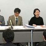 大阪地裁への提訴後、自殺した高島晨伍さんの遺影を前に記者会見する母の淳子さん（右端）ら＝２日午後、大阪市北区