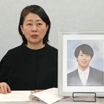 大阪地裁への提訴後、自殺した高島晨伍さんの遺影を前に記者会見する母の淳子さん＝２日午後、大阪市北区