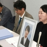 大阪地裁への提訴後、自殺した高島晨伍さんの遺影を前に記者会見する母の淳子さん（右端）ら＝２日午後、大阪市北区
