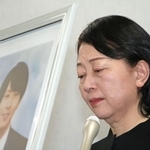 大阪地裁への提訴後、自殺した高島晨伍さんの遺影を前に記者会見する母の淳子さん＝２日午後、大阪市北区