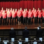 昨年１１月の記念式典には卒業生のほか、長年交流してきた関西の国公立、私大の関係者ら１７０人が出席し、現役部員が神戸高商の校歌を合唱した＝神戸市灘区六甲台町