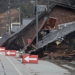 道路の片側をふさいだ倒壊家屋＝１月２１日、石川県輪島市（撮影・笠原次郎）