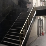 食中毒で営業禁止処分を受けたすし店が入るテナントビル＝４日午後６時２２分、姫路市魚町