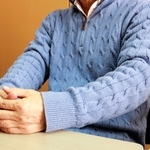 「仕事で関わる子どもたちからたくさんパワーや勇気をもらっている」と話す男性＝西宮市内