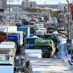 積雪で激しい渋滞となった国道２号＝２０２３年１月、神戸市須磨区