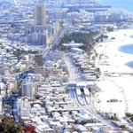 大雪に見舞われた神戸の市街地＝２０２３年１月、神戸市須磨区）