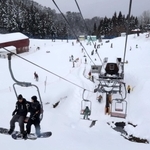 大雪で営業が再開され、利用客でにぎわうゲレンデ＝１月２７日、兵庫県香美町村岡区中大谷、スカイバレイスキー場（撮影・長谷部崇）
