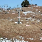 スキー場「アップかんなべ」の昨年末のゲレンデ。雪不足で地肌が露出している＝２０２３年１２月、豊岡市日高町栗栖野（撮影・丸山桃奈）